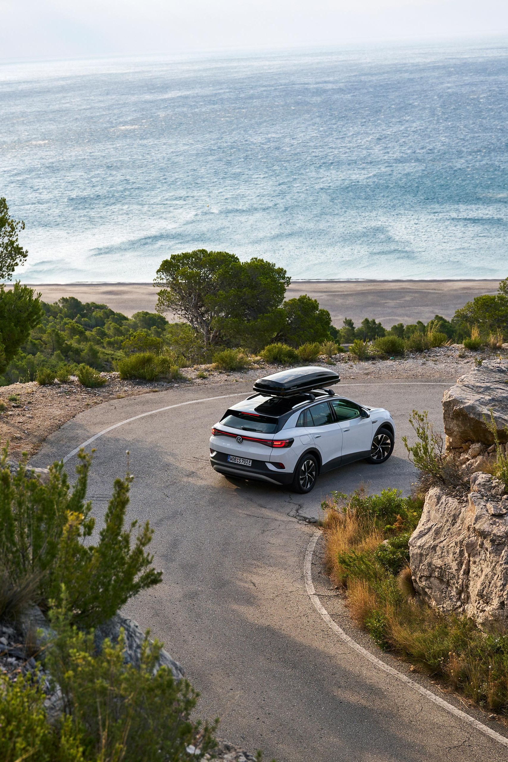 Volkswagen ID.4 s strešným boxom Volkswagen príslušenstvo prechádza zákrutou
