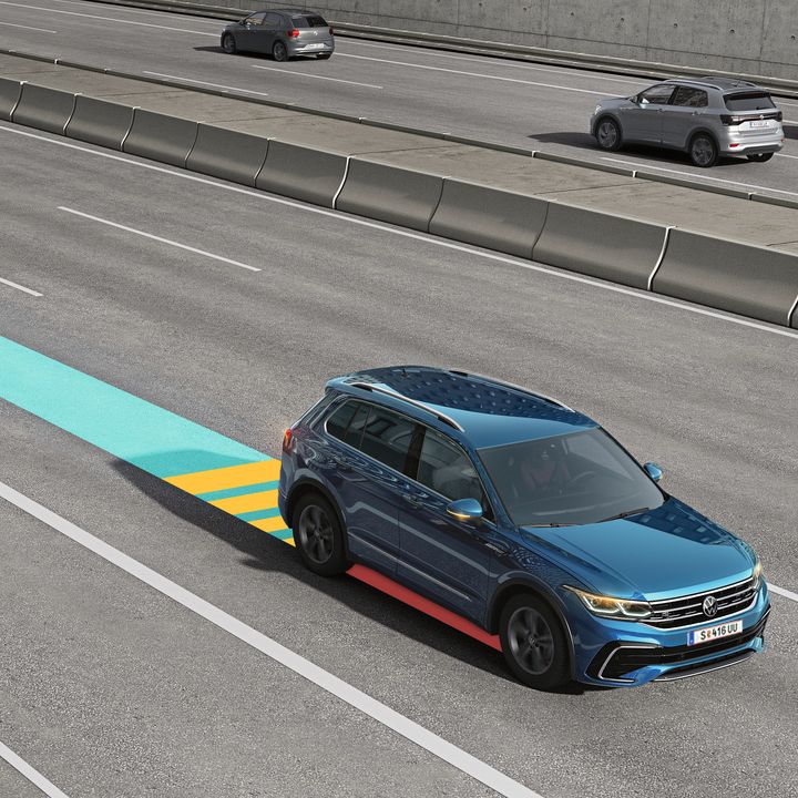 Grafika znázorňujúca, ako funguje systém Emergency Assist v Tiguan Allspace. Rôzne vozidlá jazdia po diaľnici v oboch smeroch.