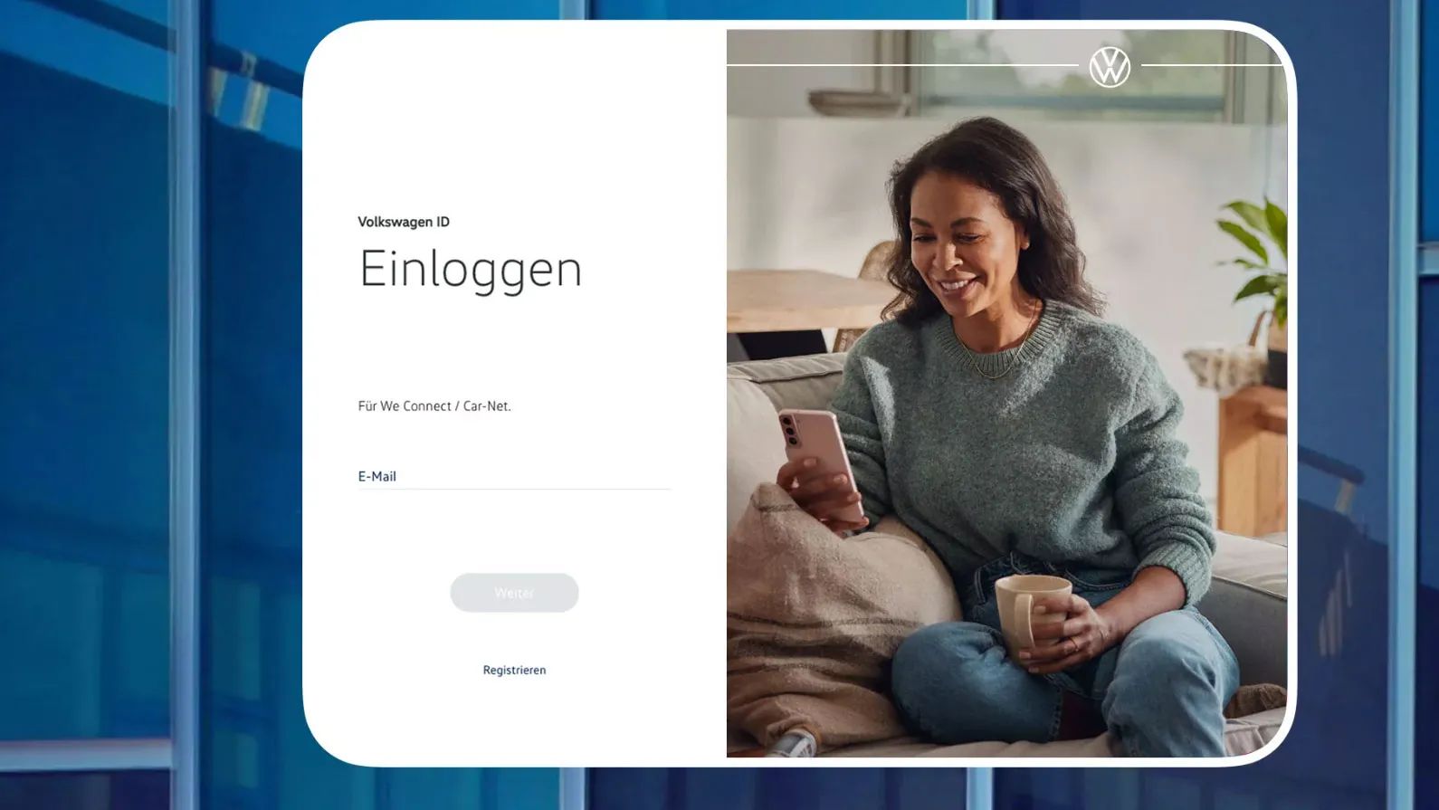 Rozdelená obrazovka prihlásenia do myVolkswagen. Vedľa prihlasovacieho okna sedí osoba na pohovke a usmieva sa pri pohľade na mobilný telefón.