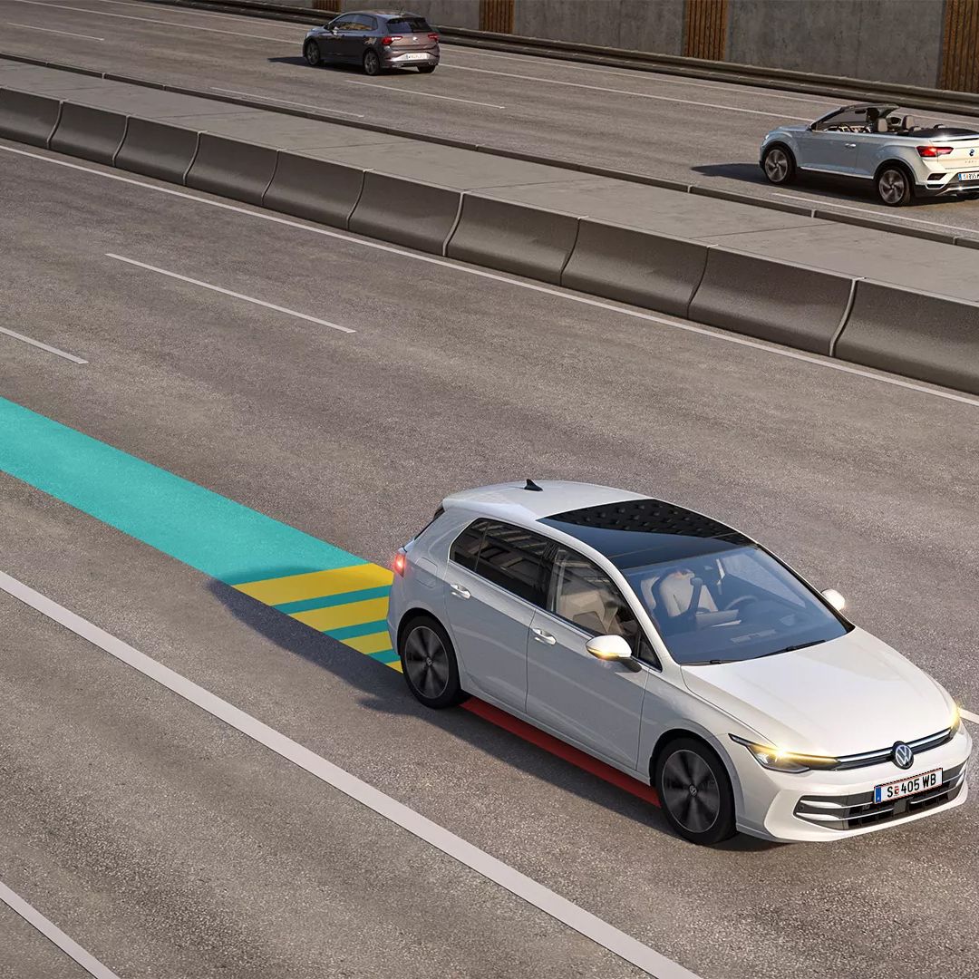 Obrázok schematicky znázorňuje funkčnosť systému Emergency Assist na príklade vozidla VW Golf.