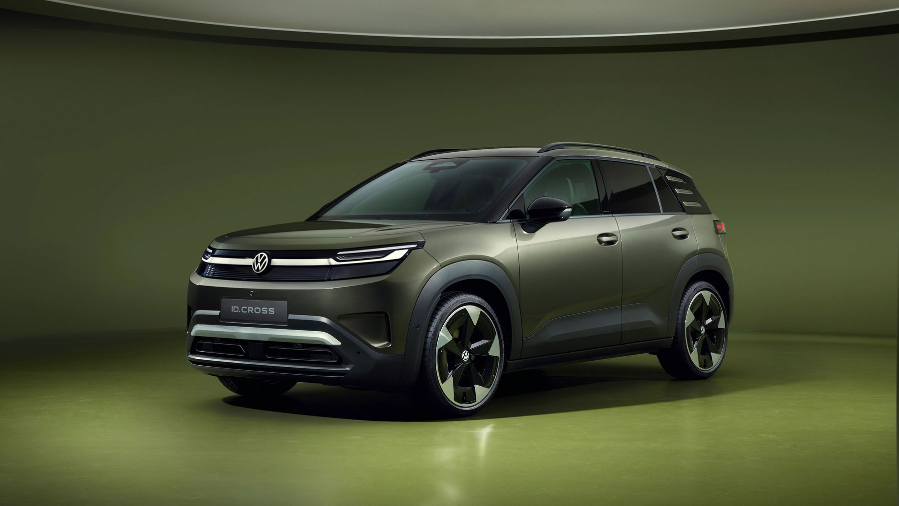 Volkswagen ID. Cross v olivovej zelenej farbe prezentované v zelenom priestore.