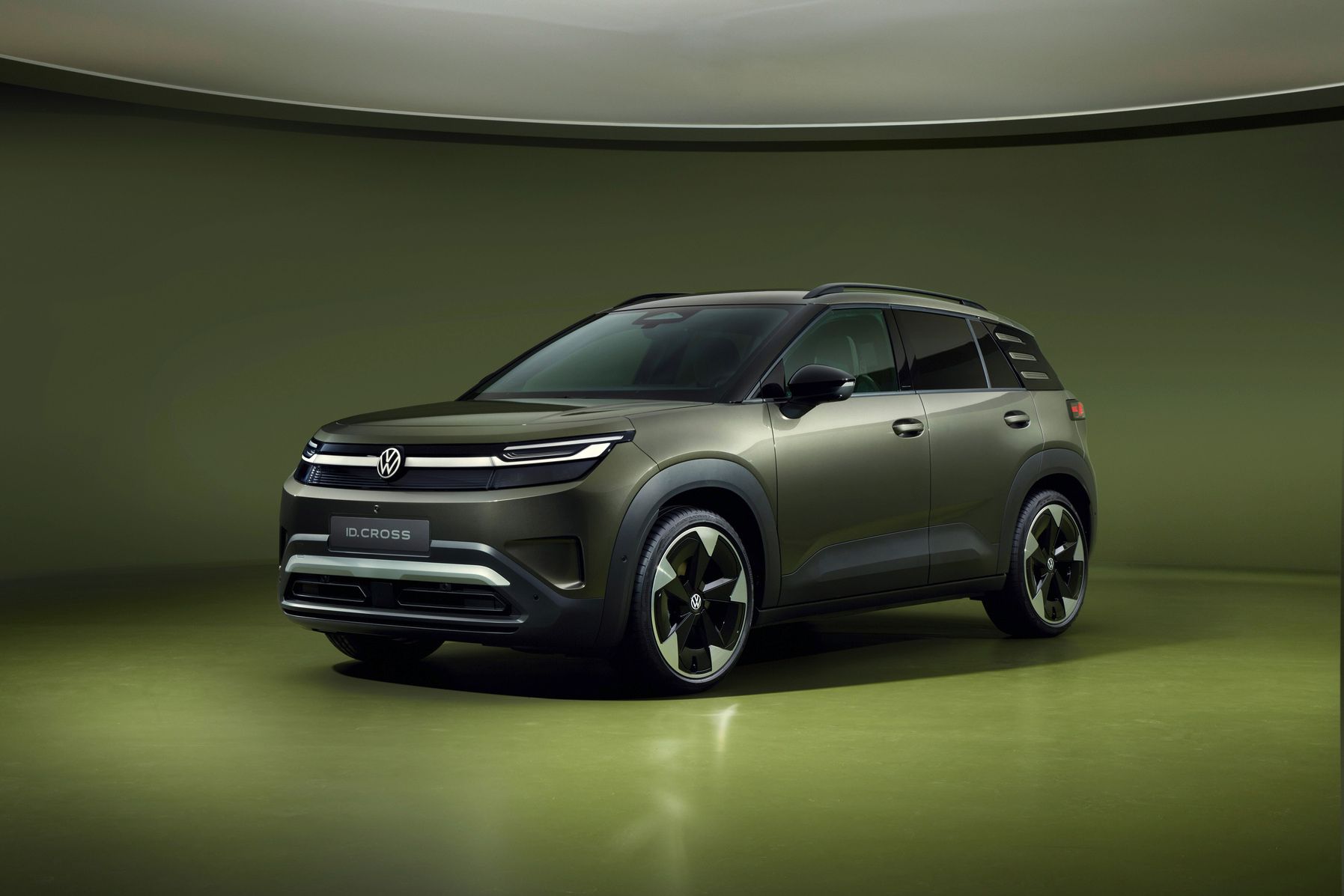 Volkswagen ID. Cross v olivovej zelenej farbe prezentované v zelenom priestore.