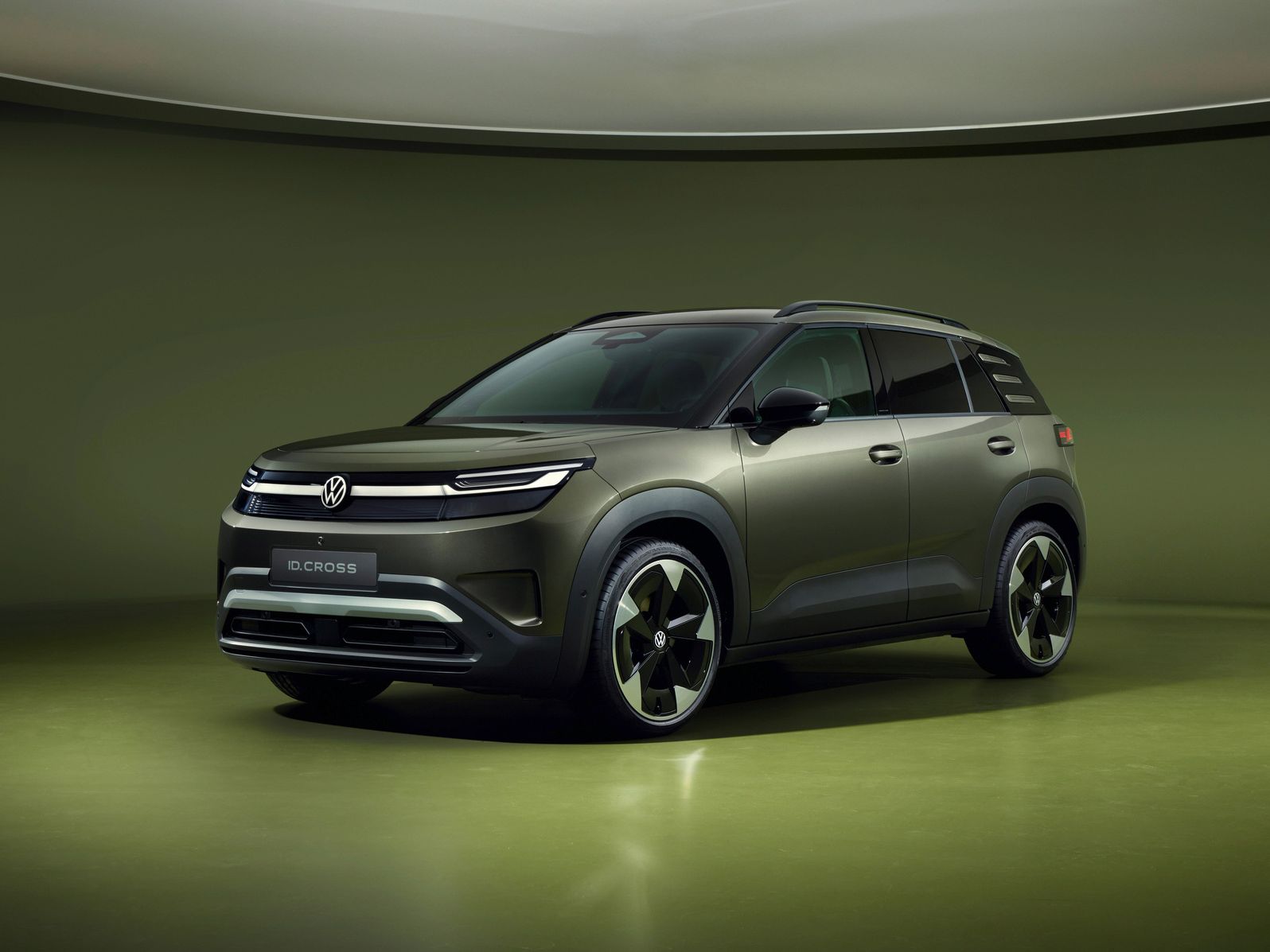 Volkswagen ID. Cross v olivovej zelenej farbe prezentované v zelenom priestore.