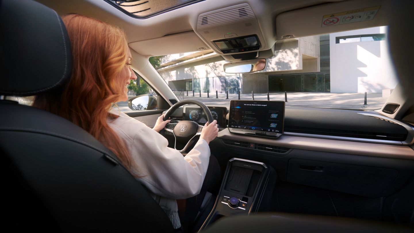 Žena používa hlasové ovládanie IDA vo vozidle VW T-Roc Style.