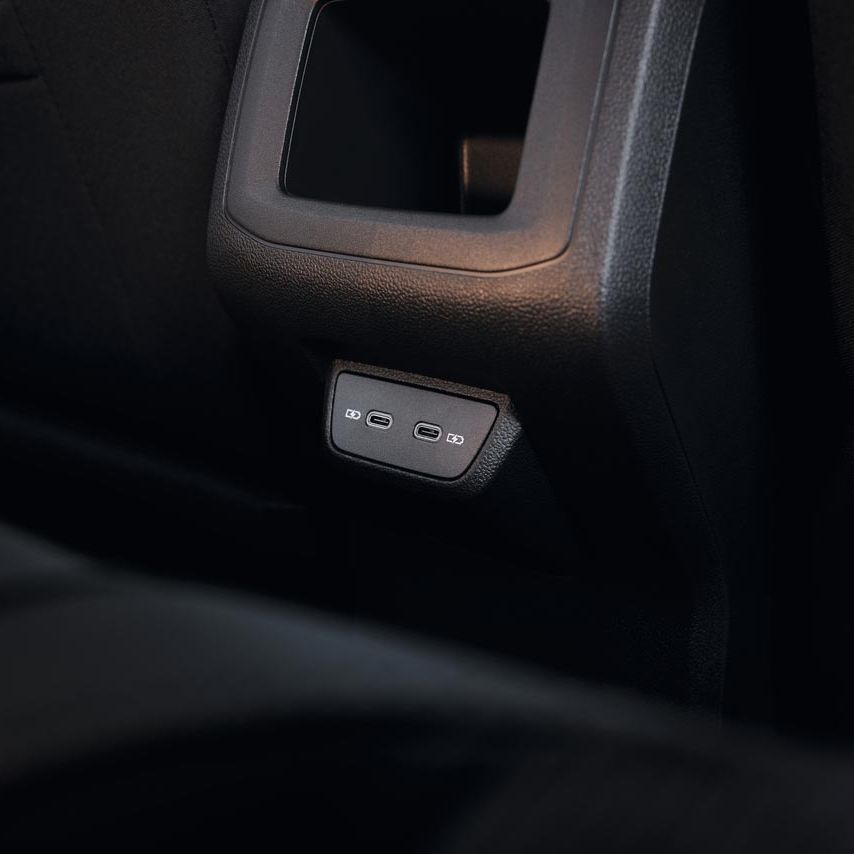 Detail na rozhranie USB-C pre zadný rad sedadiel.