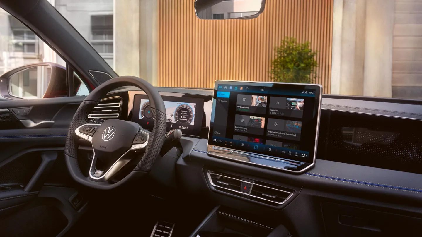V interiéri vozidla VW Tiguan je na displeji systému Infotainment zobrazený In-Car obchod s možnosťami upgrade služieb.