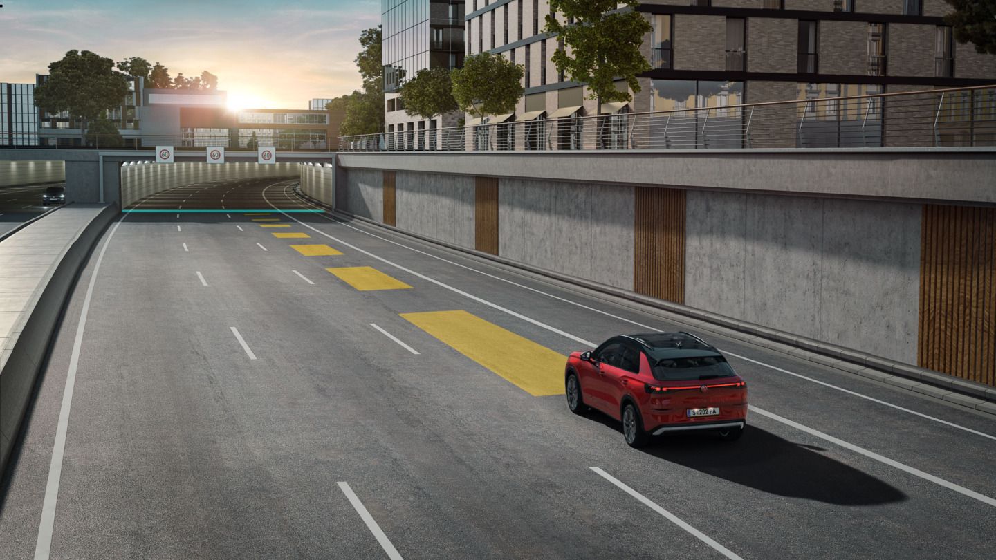 Ilustrácia schematicky znázorňuje fungovanie adaptívneho tempomatu ACC na príklade vozidla VW T-Roc.