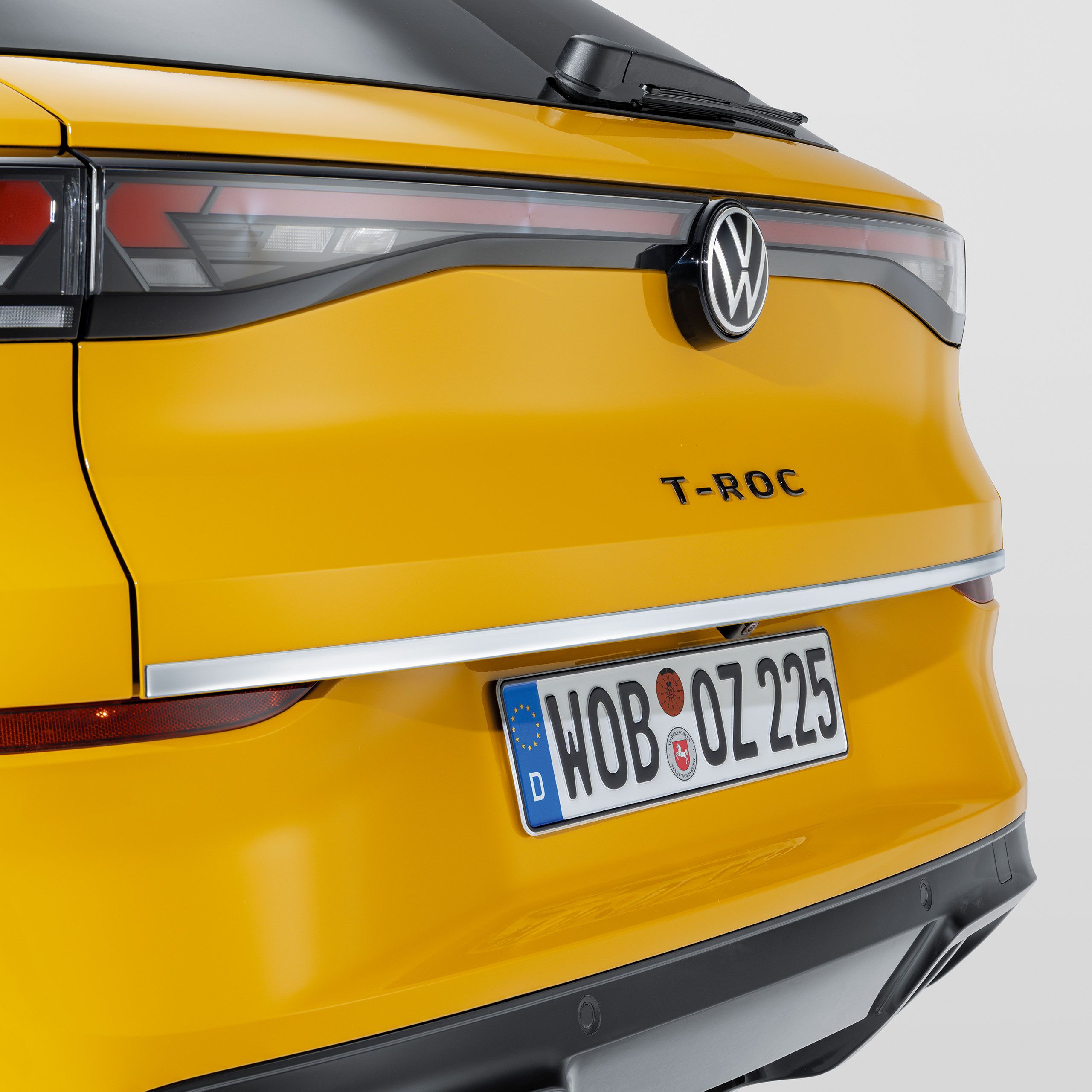 Ochranná lišta pre zadné dvere s chrómovým vzhľadom na žltom modeli T-Roc