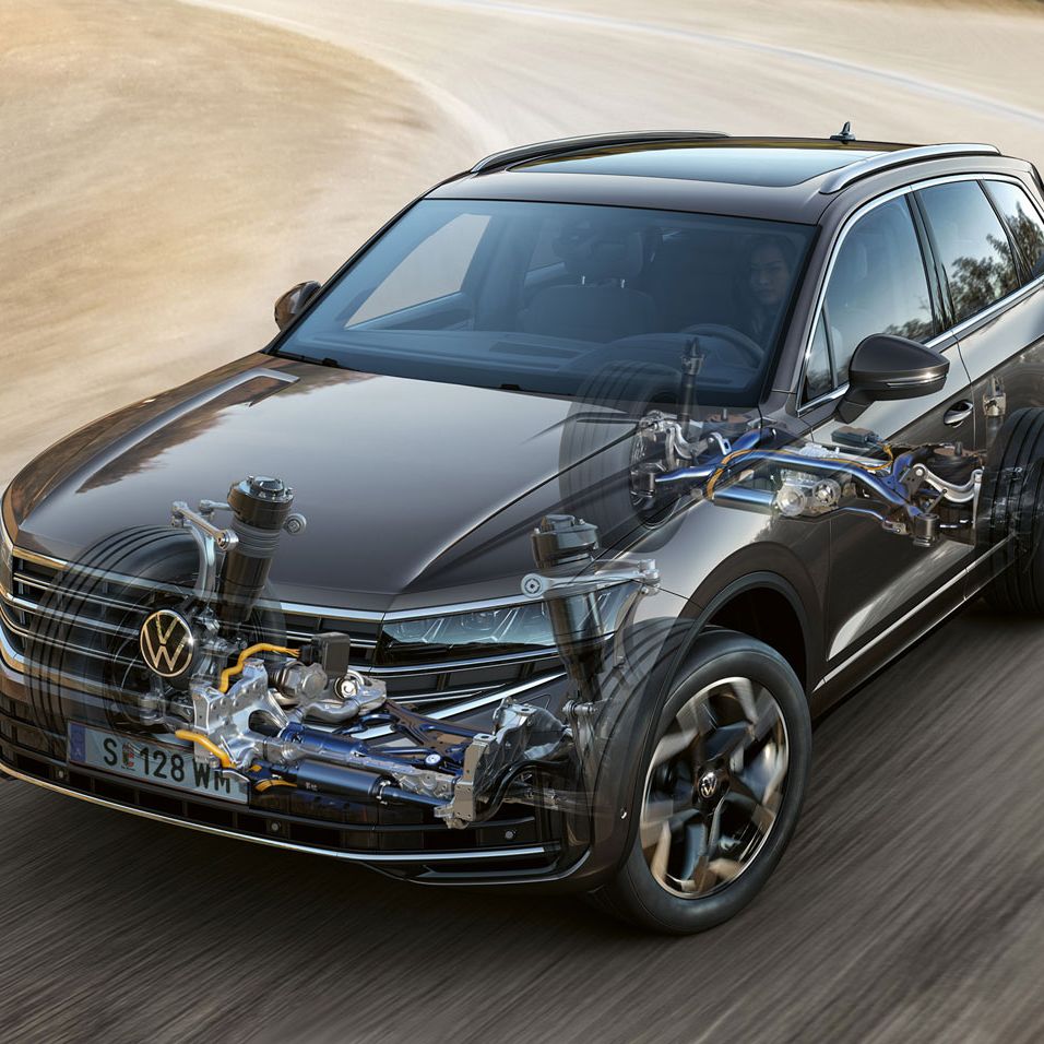 VW Volkswagen Touareg s grafickým zobrazením aktívnej stabilizácie náklonu karosérie. Vozidlo jazdí po ceste v horách.