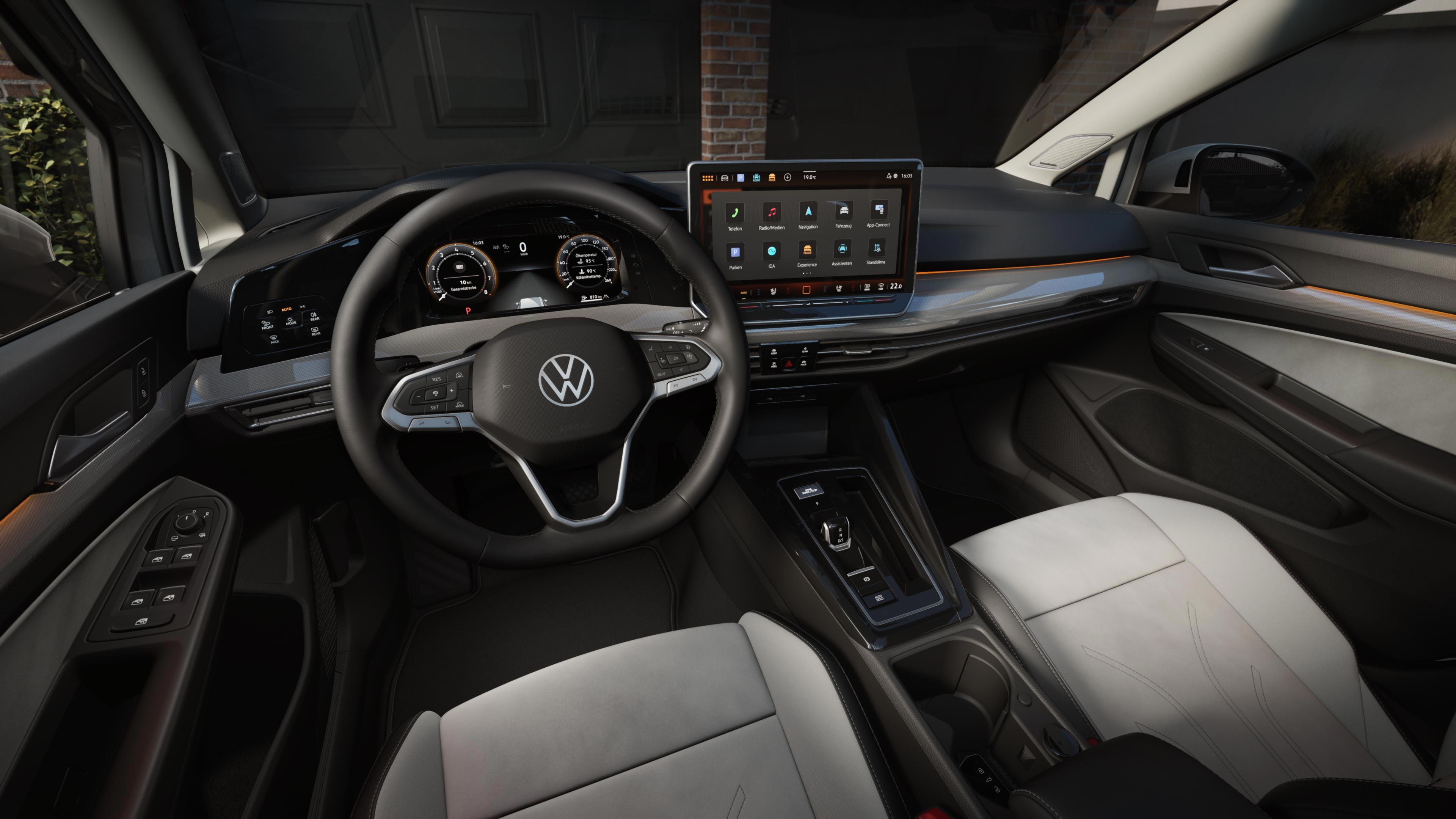 Pohľad do interiéra VW Golf z pohľadu vodiča. Deatil na digitálnyprístrojový panel.