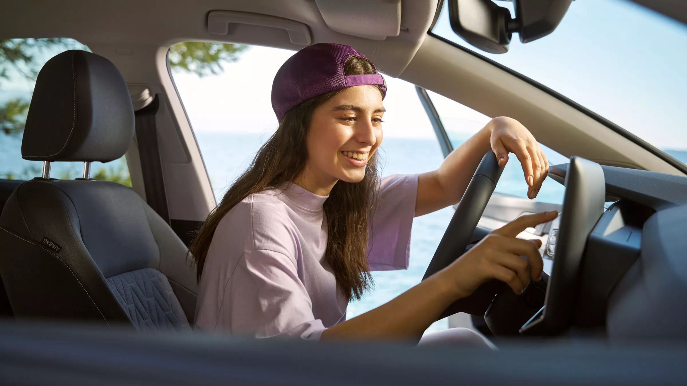 Žena používa infotainment systém v aute VW