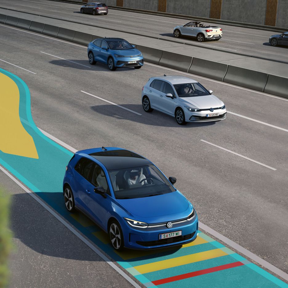 Ilustrácia schematicky znázorňuje fungovanie systému Emergency Assist na príklade modrého vozidla VW ID. Polo.