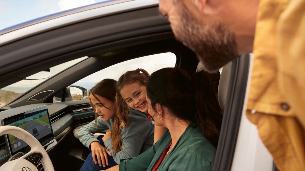 Rodina využíva ponuku hier v systéme Infotainment vo vnútri vozidla Volkswagen.