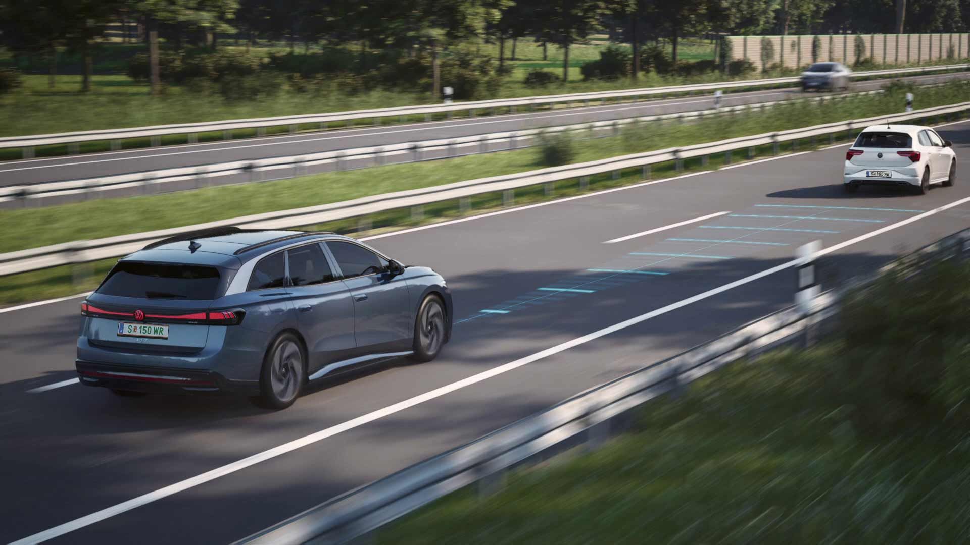 ID.7 s funkciou Travel Assist počas jazdy zobrazuje odstup od vozidla pred vami.