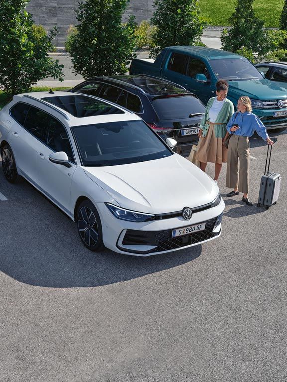 Pohľad na parkujúci biely VW Passat.