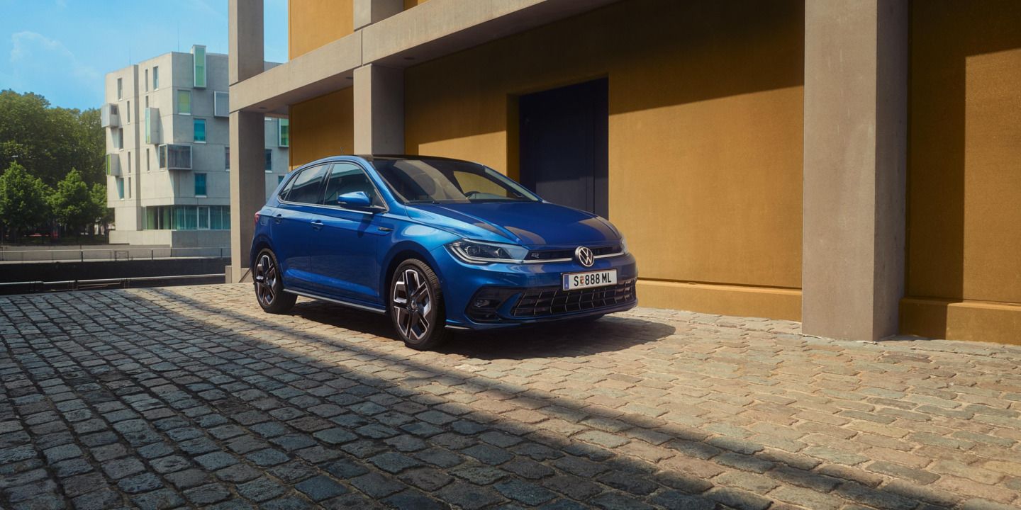  Seitliche Frontansicht des blauen VW Polo R-Line.