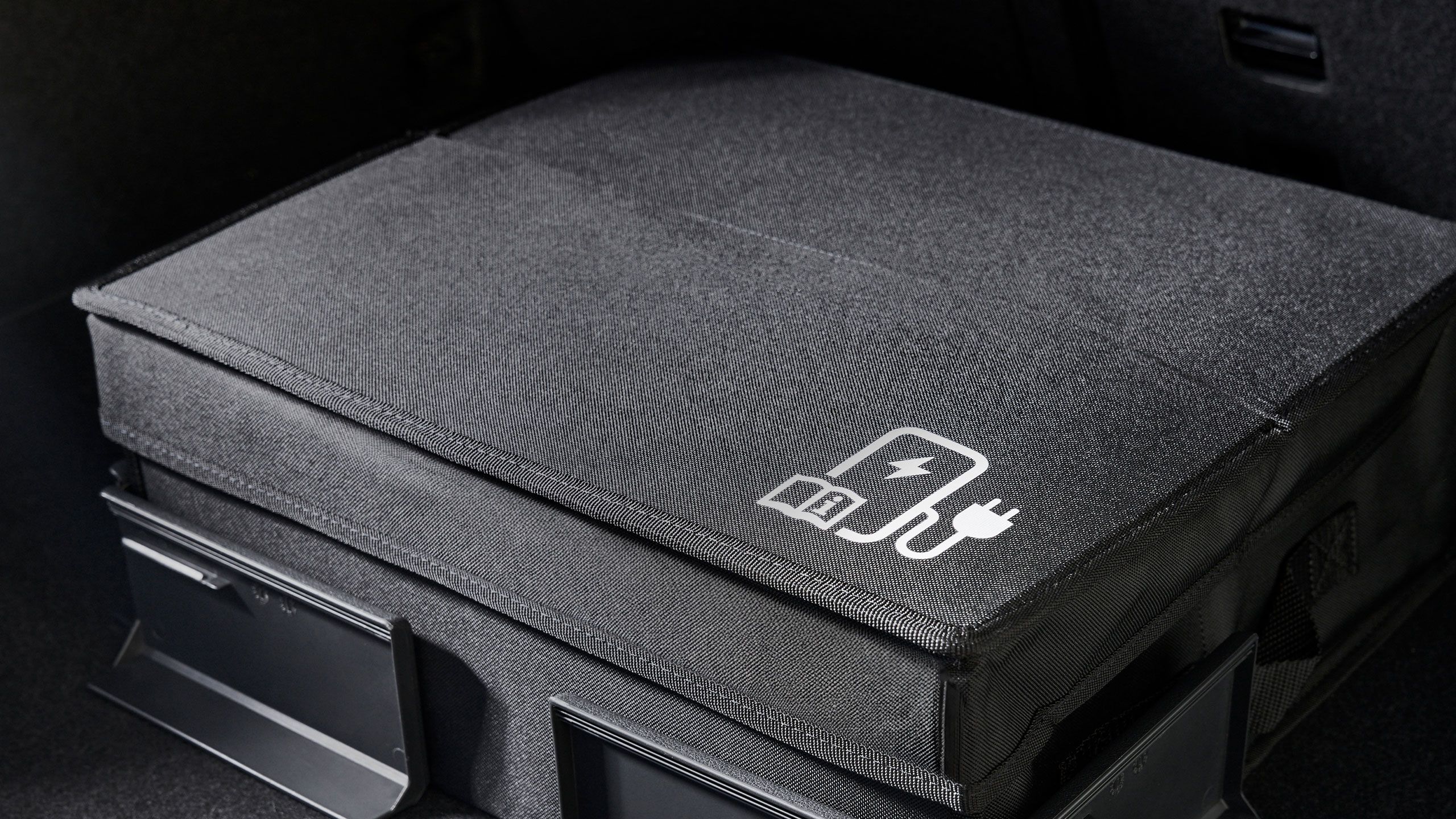 Skladací box na nabíjacie káble upevnená moduláranými prvkami do batožinového priestoru z Originálneho príslušenstva Volkswagen