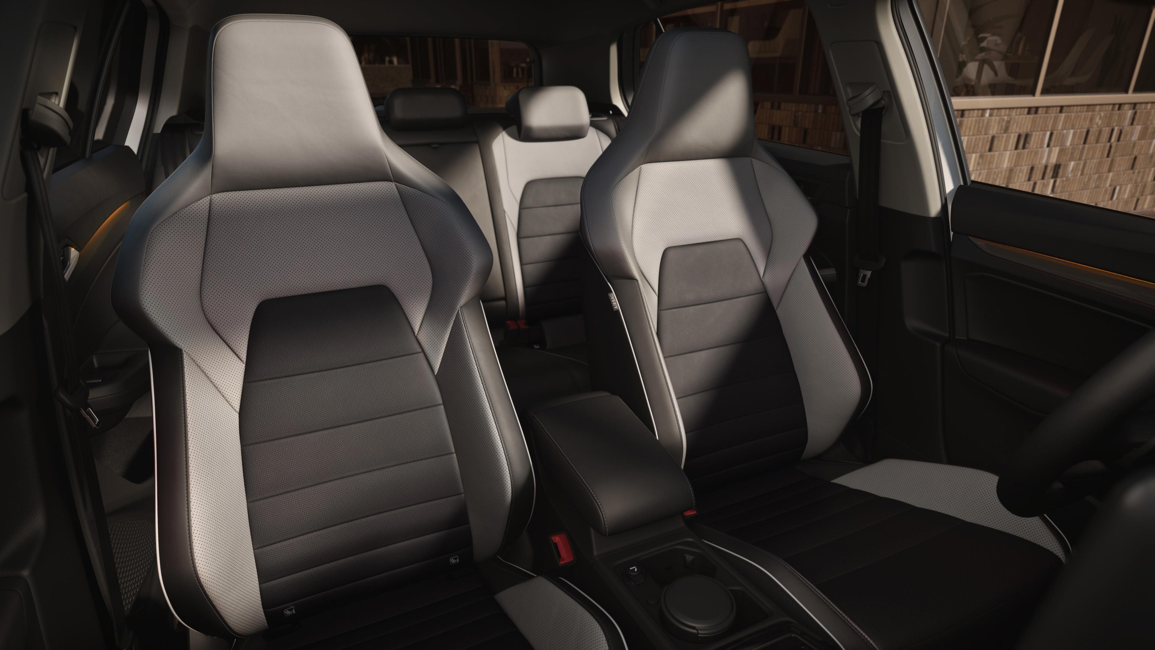 Detailný pohľad na sedadlá vozidla VW Golf GTI.
