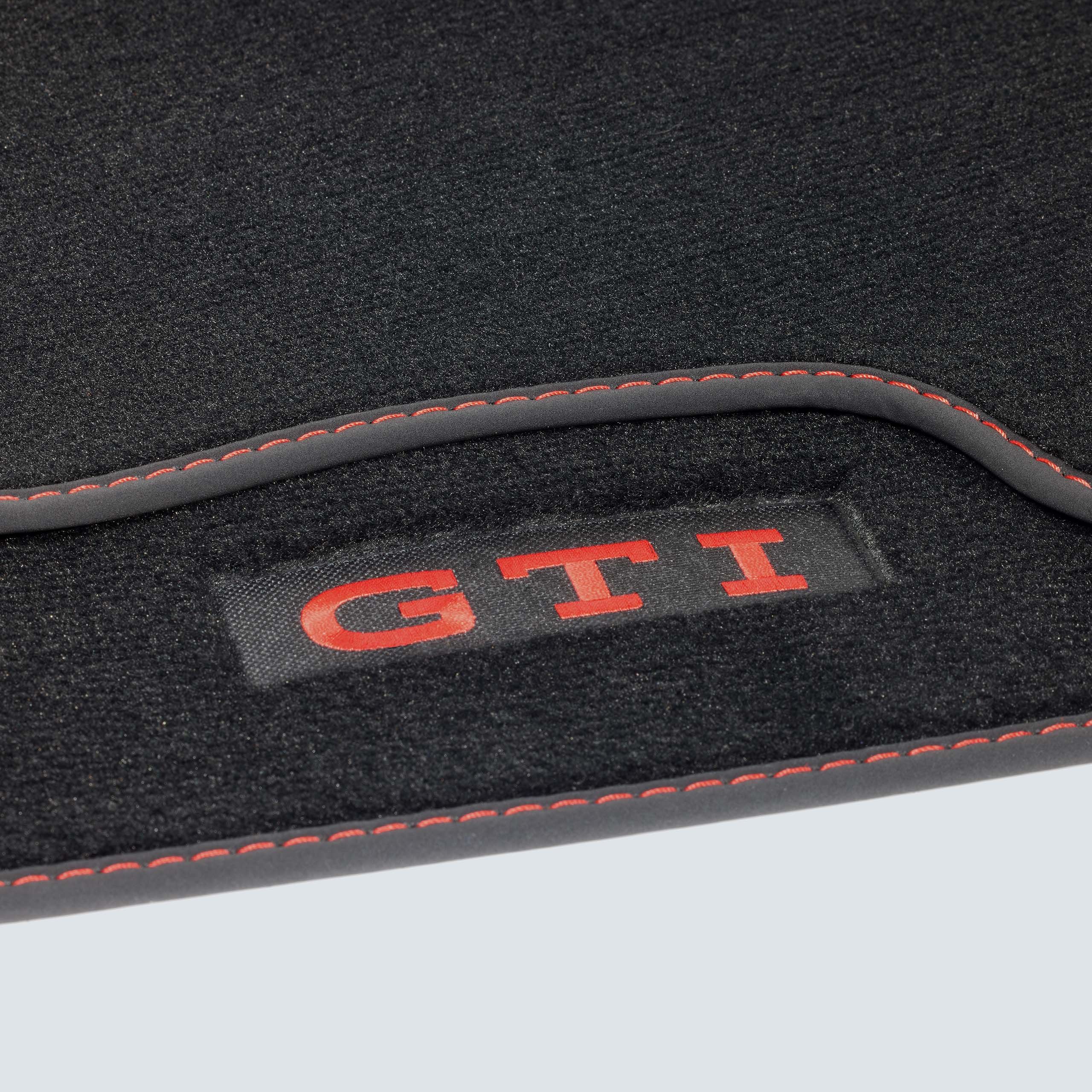 Detailný pohľad na kobercové rohože s logom GTI pre VW Golf 8