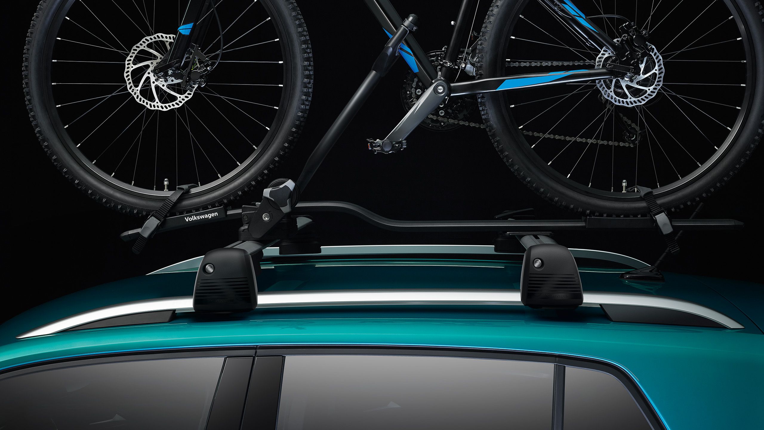 VW T-Cross vybavený nosičom bicyklov z príslušenstva VW s bicyklom na streche vozidla