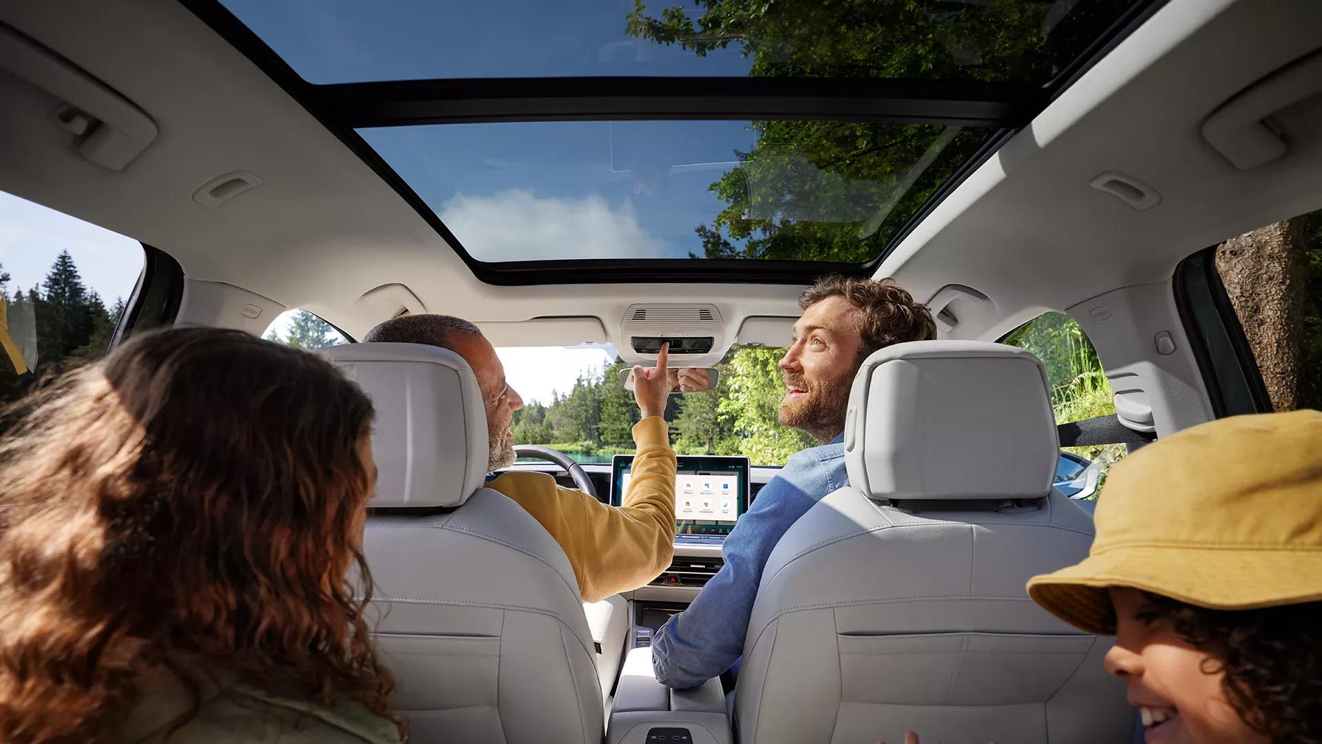 Exkluzívny výhľad na nebo vďaka panoramatickej streche v modeli VW Passat.