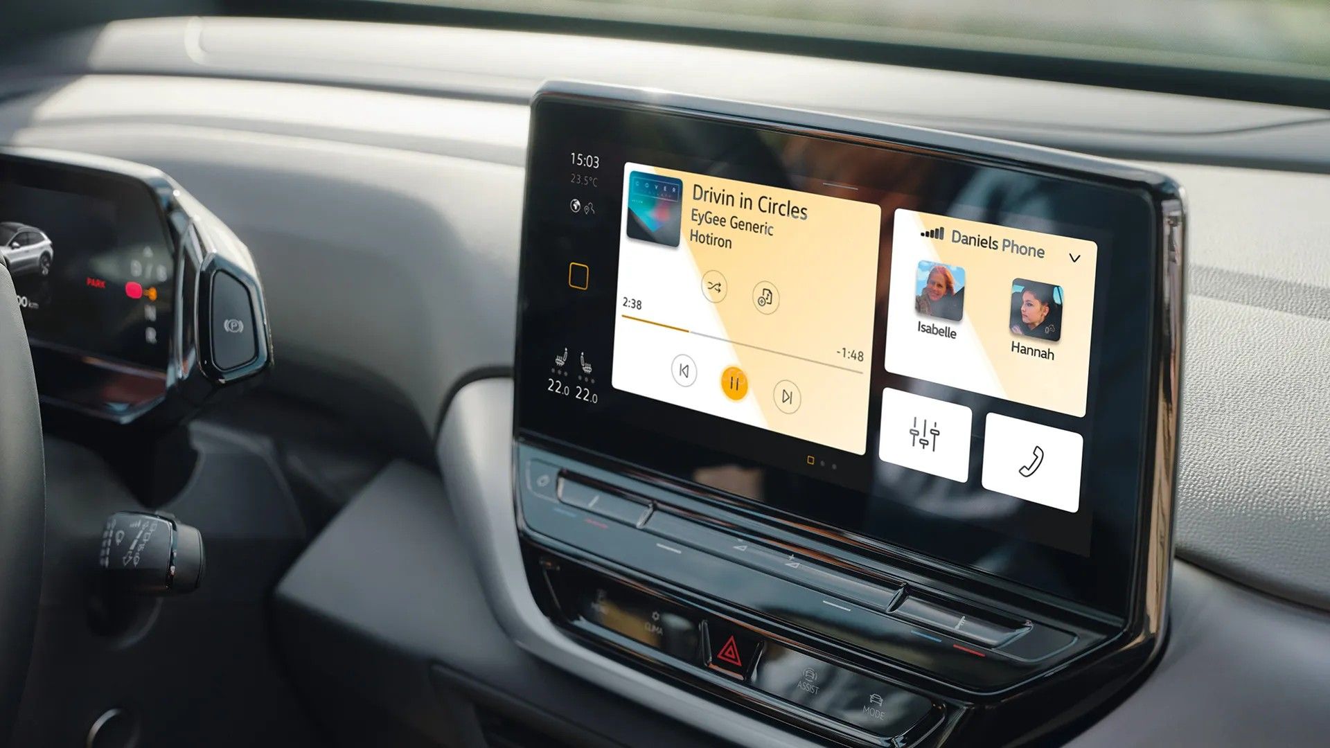  Pohľad na digitálny kokpit vo vozidle Volkswagen ID. Na displeji sa zobrazuje program zábavy.