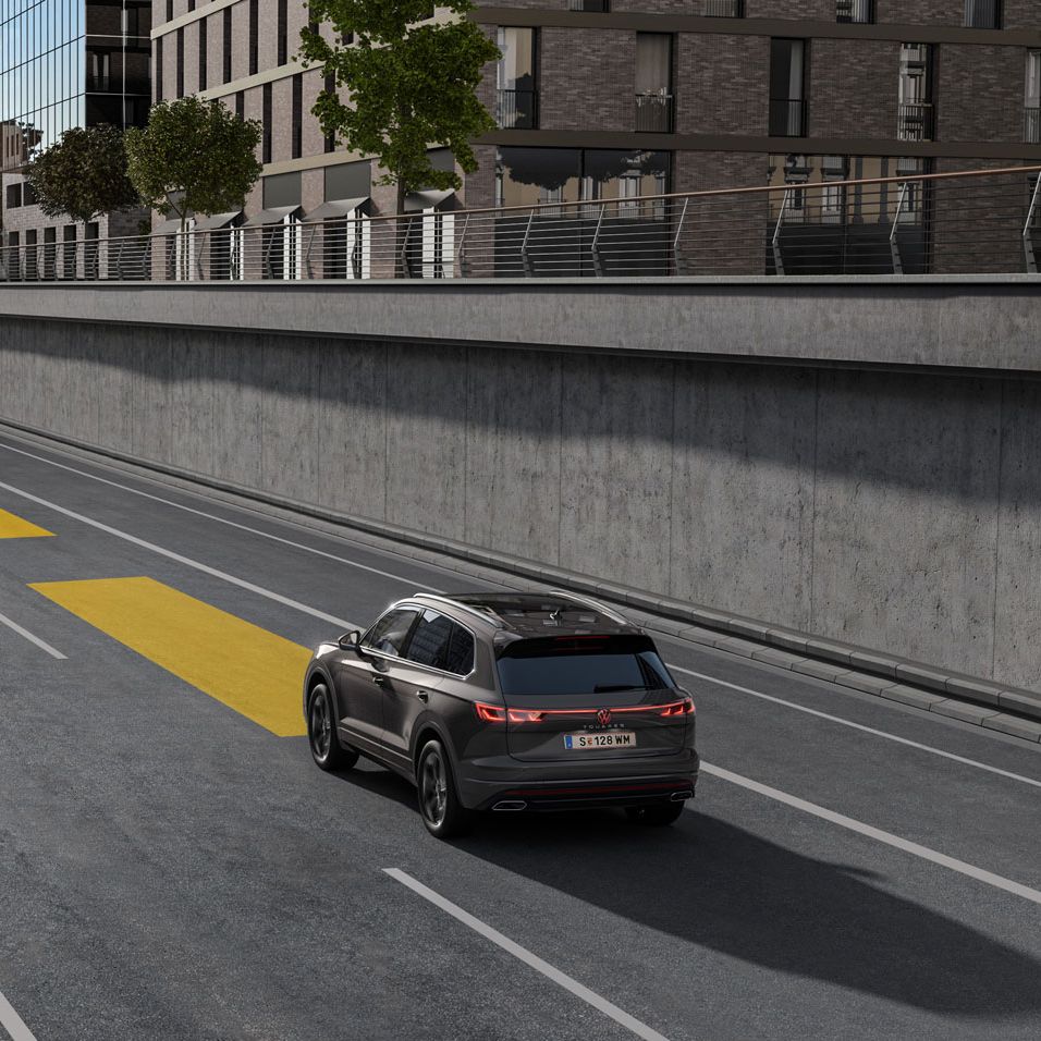 VW Volkswagen Touareg v grafickom zobrazení, ktoré vysvetľuje fungovanie ACC a Front Assist.