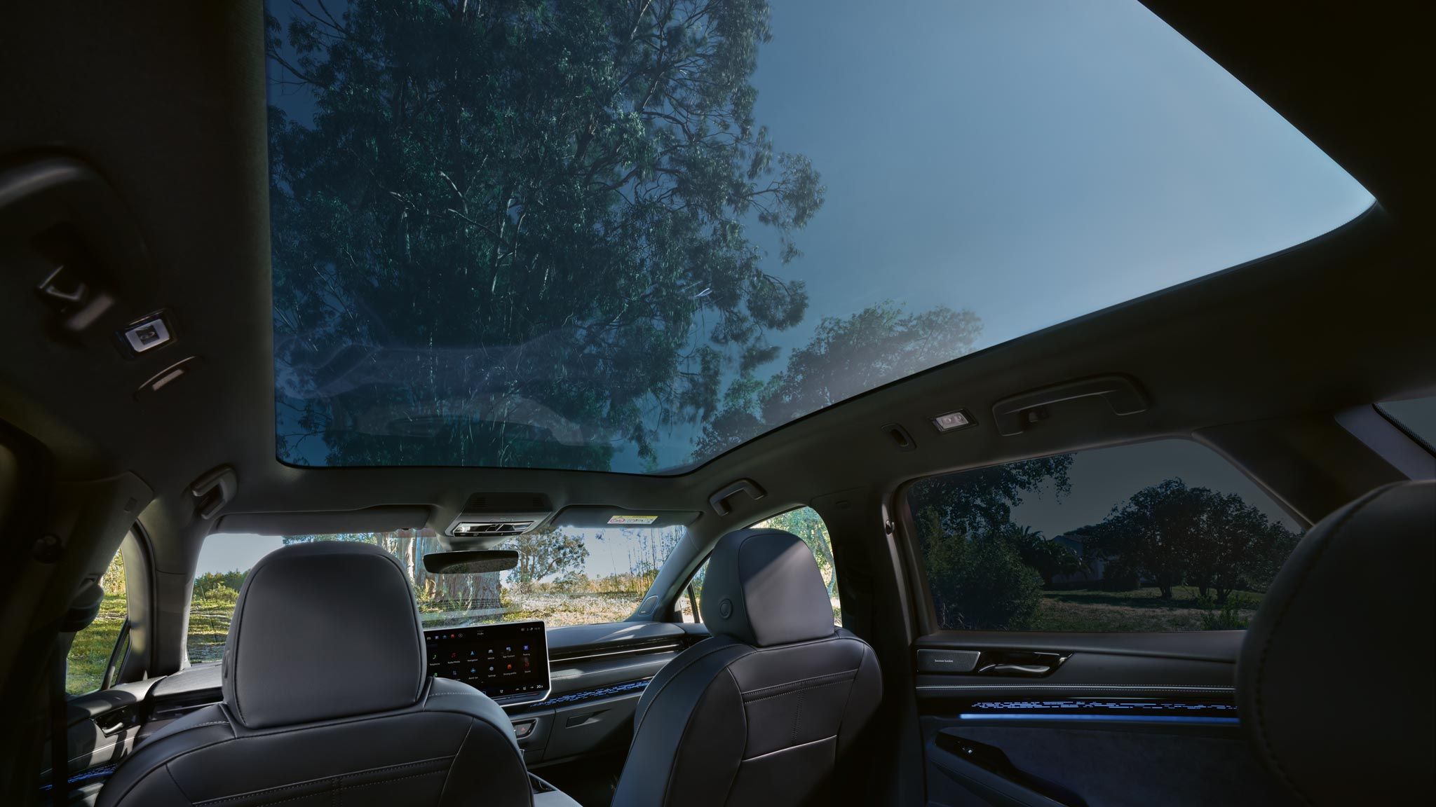 Pohľad na panoramatickú strechu „Smart Glas“ z vnútra vozidla VW ID.7.