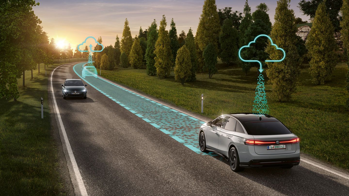 Dve vozidlá jazdia po ceste, ktorú lemuje zeleň a stromy. Grafika zobrazuje fungovanie systému Connected Travel Assist.