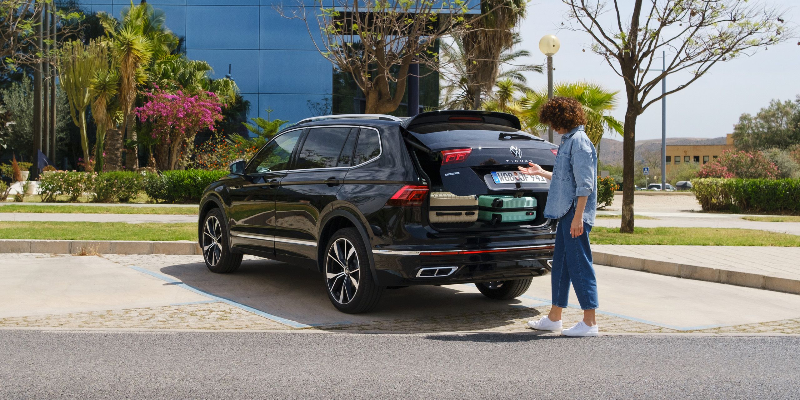Žena zatvára dvere batožinového priestoru vozidla VW Tiguan Allspace