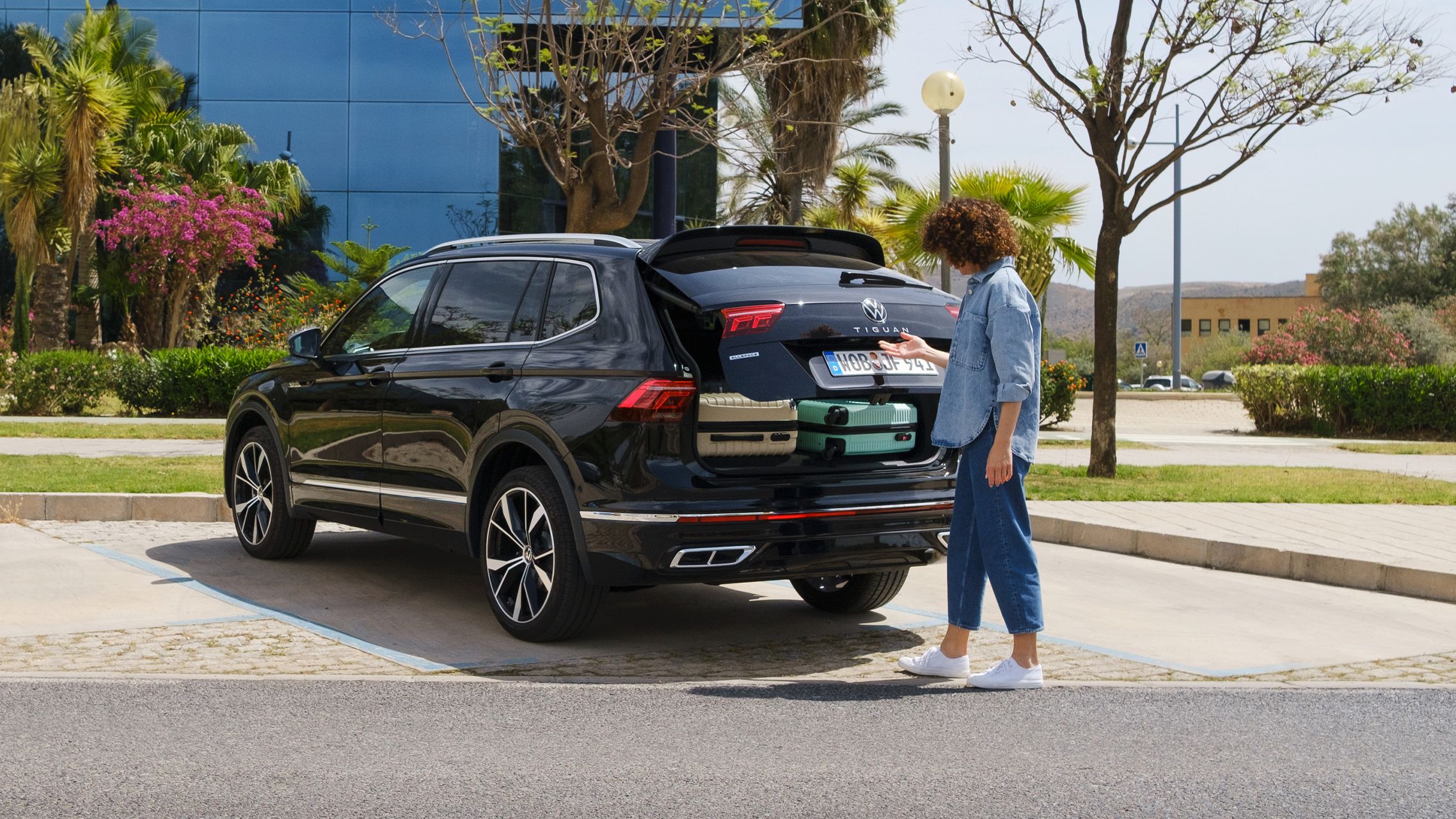 Žena zatvára dvere batožinového priestoru vozidla VW Tiguan Allspace