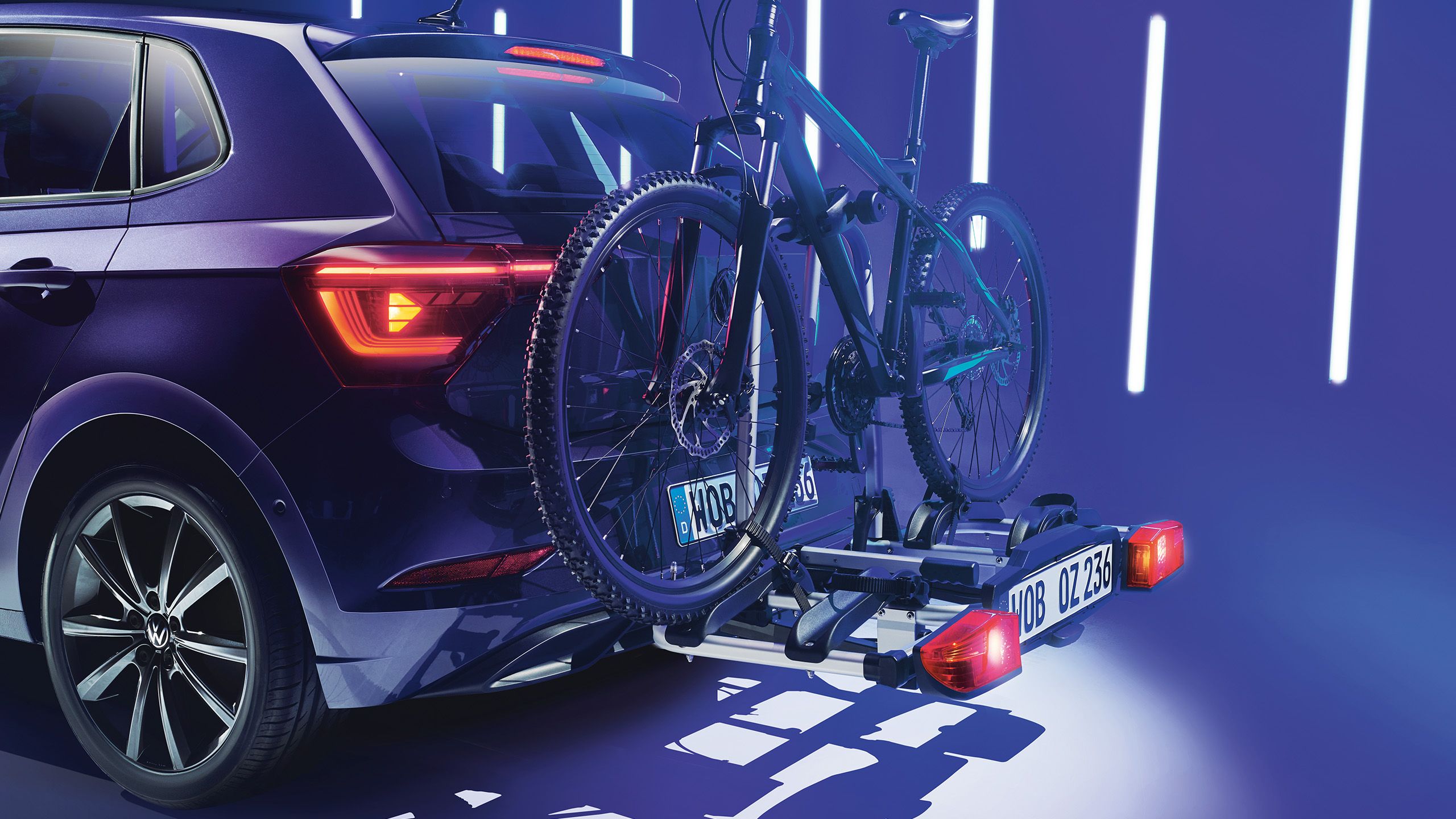 VW Polo vybavené nosičom bicyklov z príslušenstva VW vrátane bicykla
