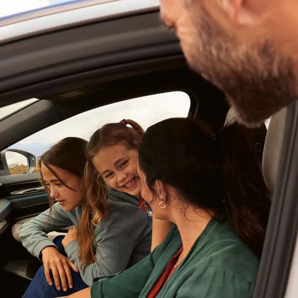 Rodina využíva ponuku hier v systéme Infotainment vo vnútri vozidla Volkswagen.