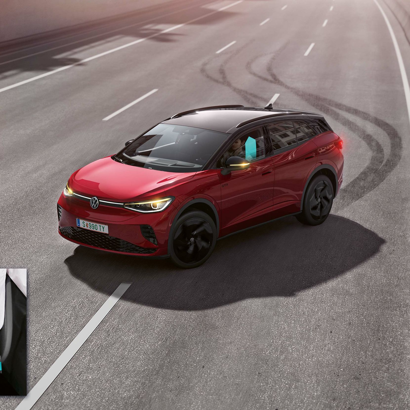 Červené SUV Volkswagen stojí na diaľnici a za vozidlom sú viditeľné brzdné stopy pneumatík. V spodnom ľavom rohu je detail na zapnutý bezpečnostný pás, na ktorom šípky naznačujú pritiahnutie v prípade kritickej situácie. Vozidlo má čiernu sklenenú panoramatickú strechu a moderný dizajn.