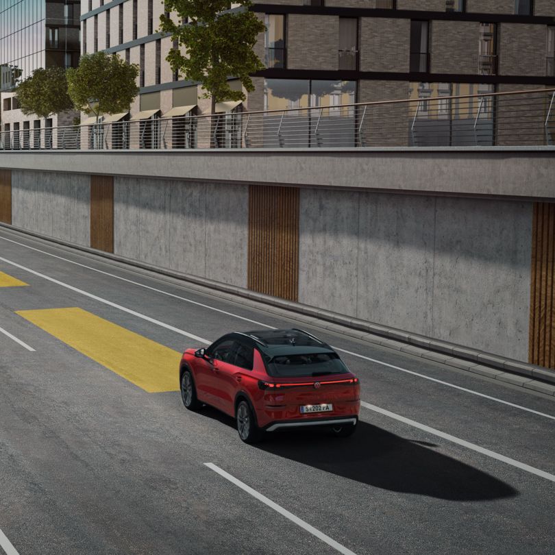 Ilustrácia schematicky znázorňuje fungovanie adaptívneho tempomatu ACC na príklade vozidla VW T-Roc.