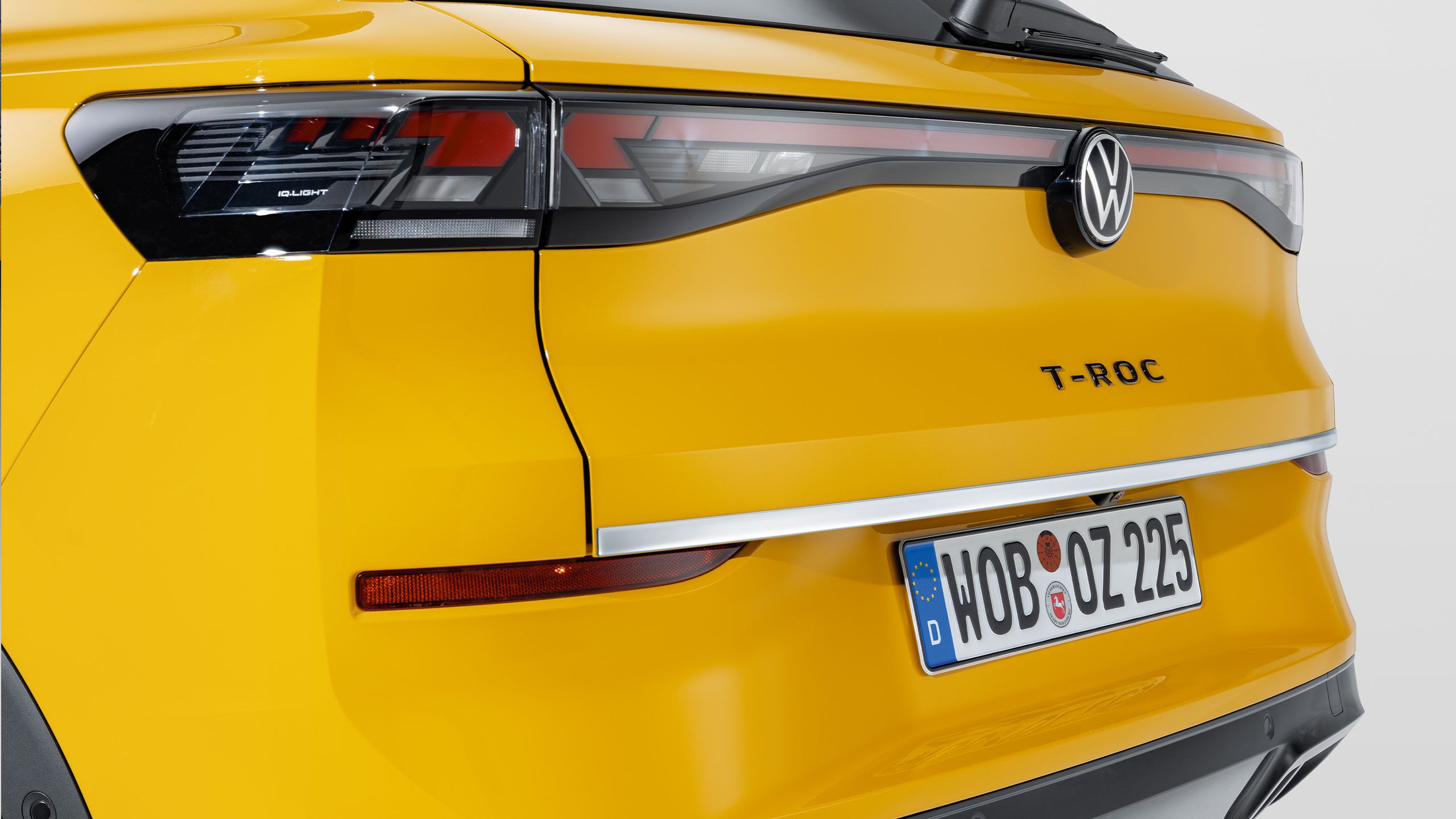 Ochranná lišta pre zadné dvere s chrómovým vzhľadom na žltom modeli T-Roc
