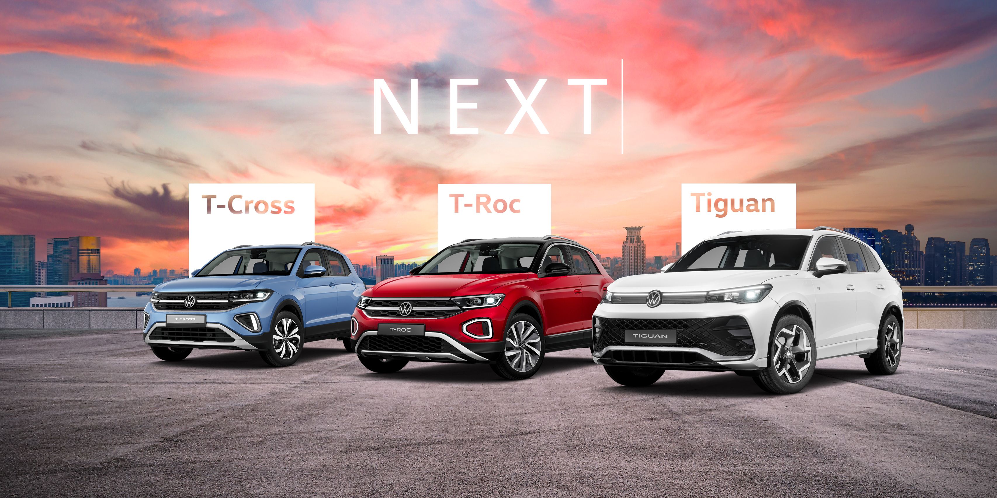 T-Cross, T-Roc a Tiguan stoja na streche parkovacieho domu v pozadí vidieť panorámu mesta a oblaky osvetlené zapadajúcim slnkom.