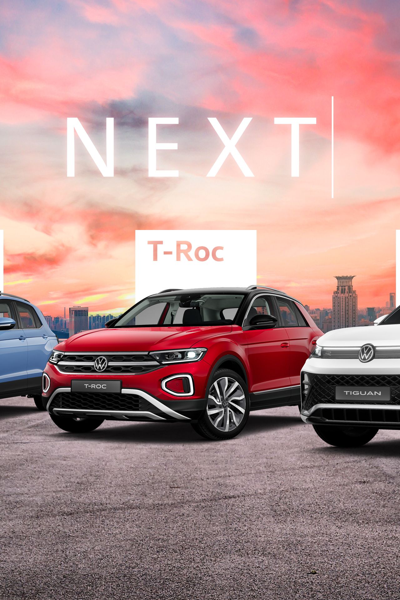 T-Cross, T-Roc a Tiguan stoja na streche parkovacieho domu v pozadí vidieť panorámu mesta a oblaky osvetlené zapadajúcim slnkom.