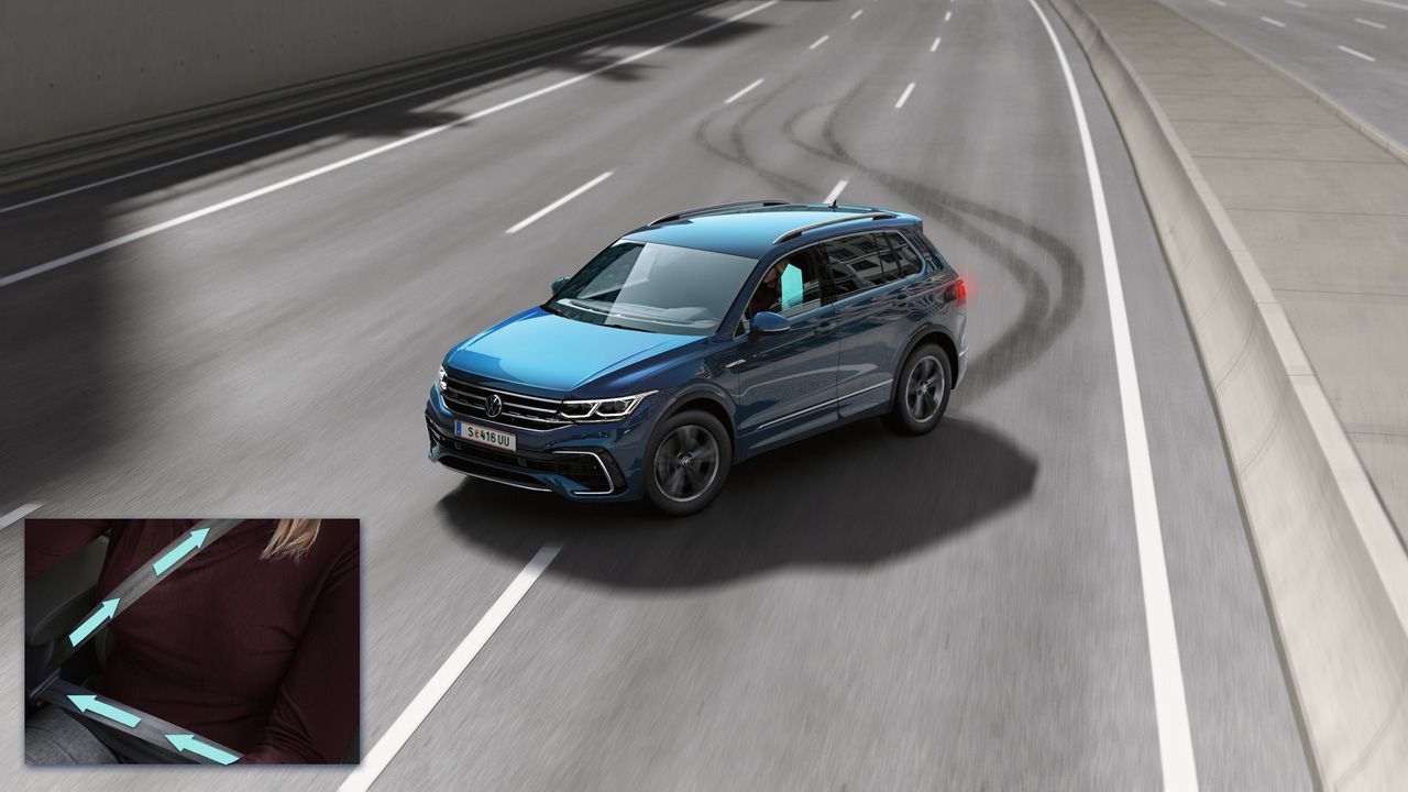 Modré SUV Volkswagen zastavené na viacprúdovej ceste. za vozidlom sú viditeľné pruhy pneumatík po núdzovom brzdení. V dolnom ľavom rohu obrázka je detail na osobu so zapnutým bezpečnostný pás, na ktorom modré šípky naznačujú jeho pritiahnutie počas nebezpečnej situácie.
