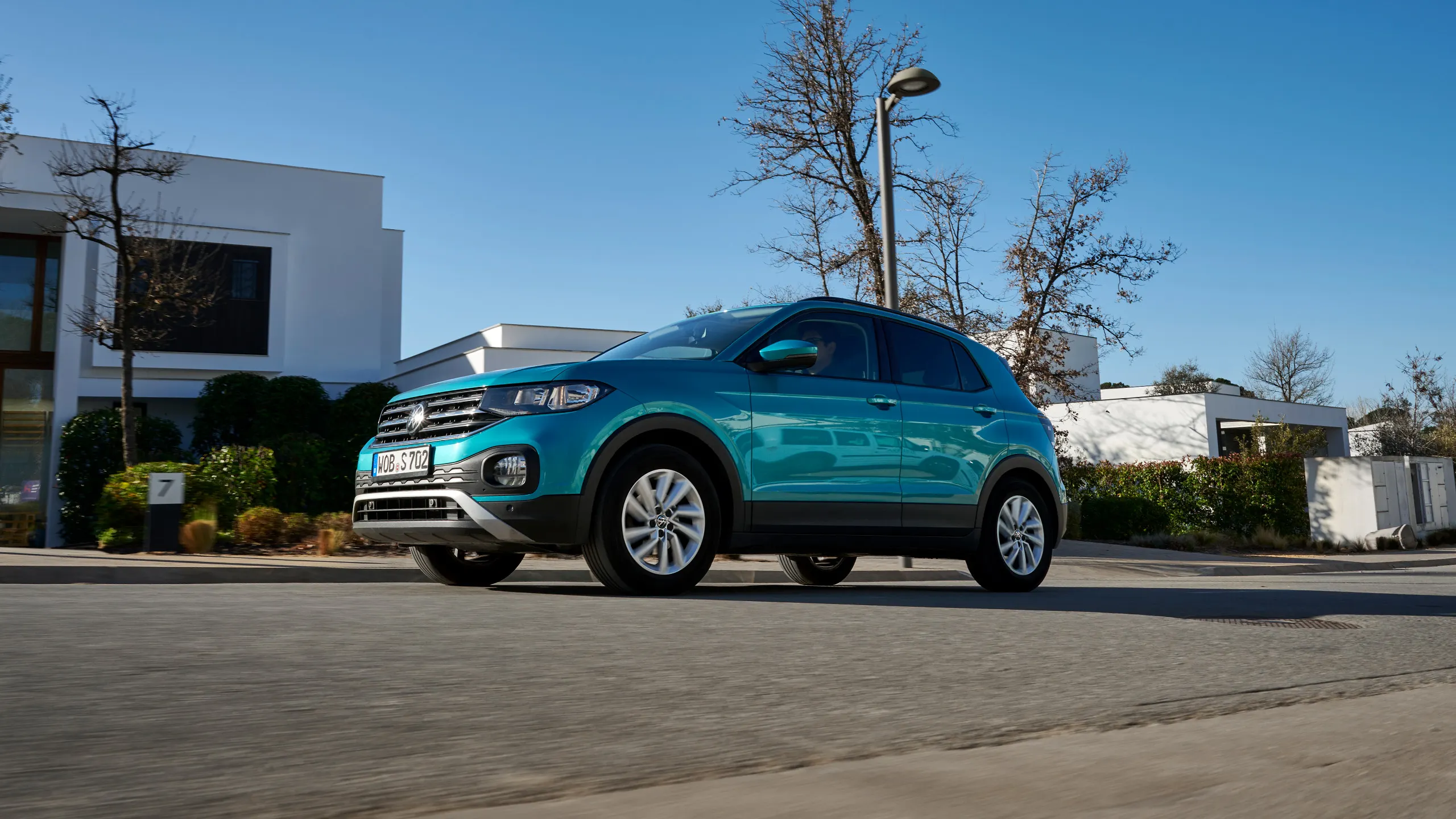 Zaparkovaný VW T-Cross pred rodinným domom