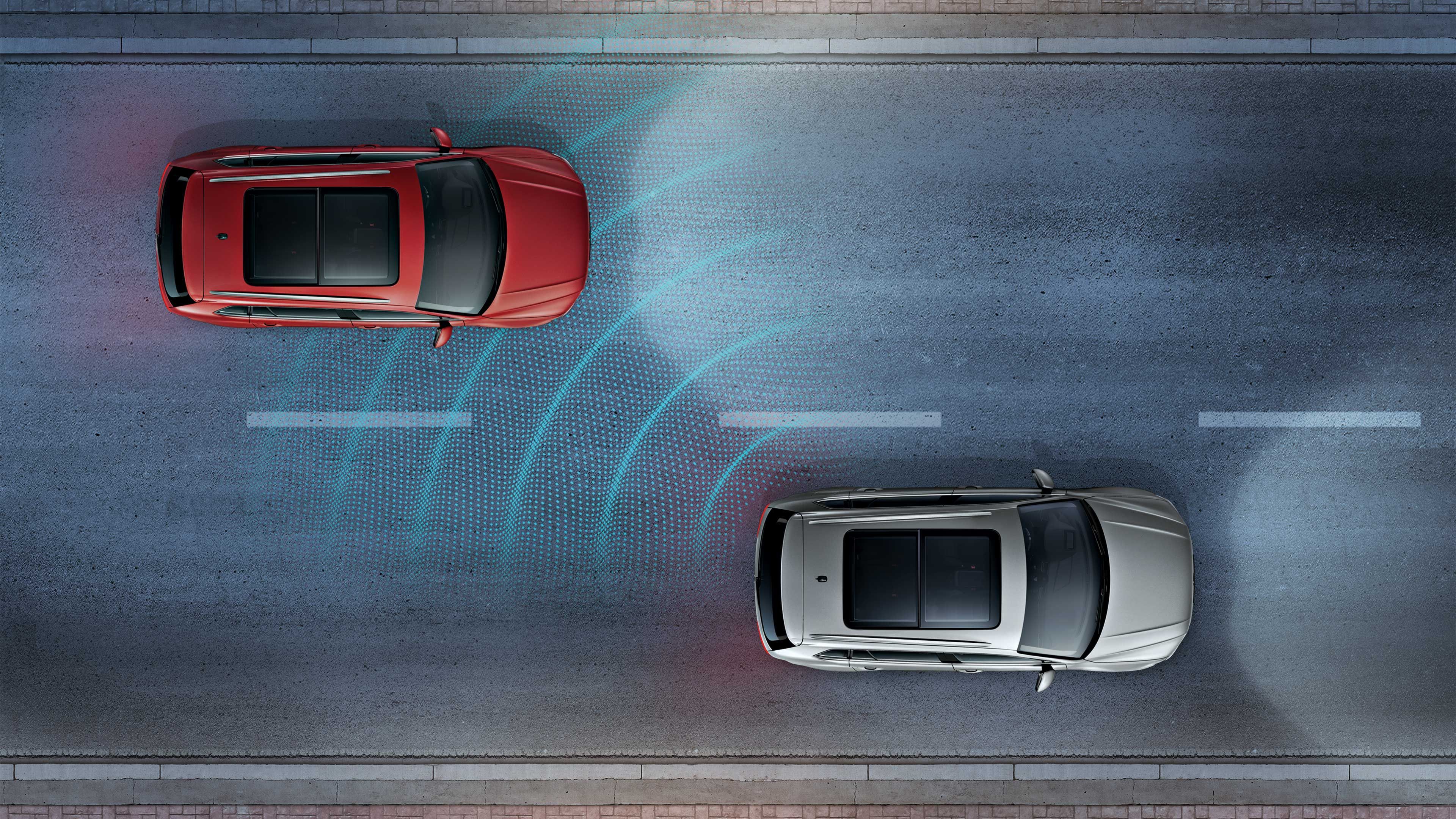 Dve autá idú vedľa seba na ceste, pričom červené auto predbieha sivé. Zo zadného pravého rohu sivého vozidla vychádzajú radarové vlny monitorujúce pohyb červeného auta. Cestu lemuje chodník.