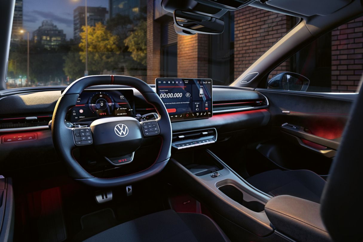 Pohľad na kokpit modelu VW ID. Polo GTI pri večernom osvetlení.