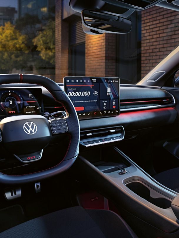 Pohľad na kokpit modelu VW ID. Polo GTI pri večernom osvetlení.