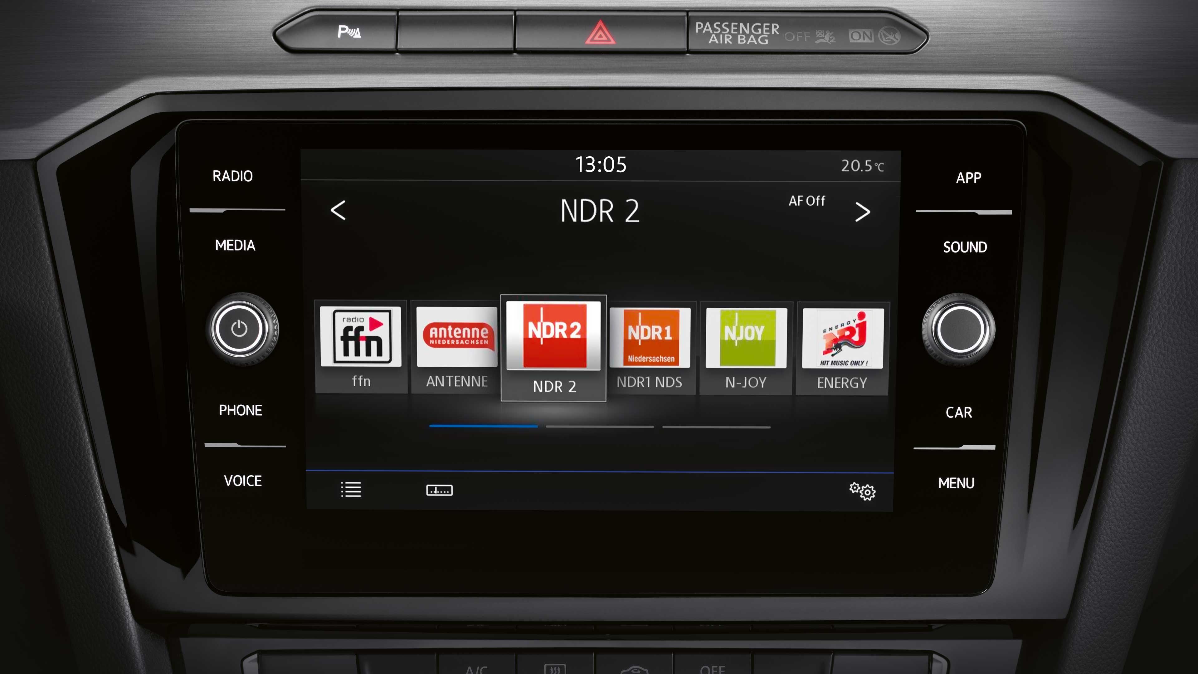 Digitálna obrazovka infotainment systému zobrazuje rádiové stanice vrátane NDR 2, Antenne, NDR 1 a Energy. Na vrchnej časti obrazovky sú ovládacie tlačidlá.