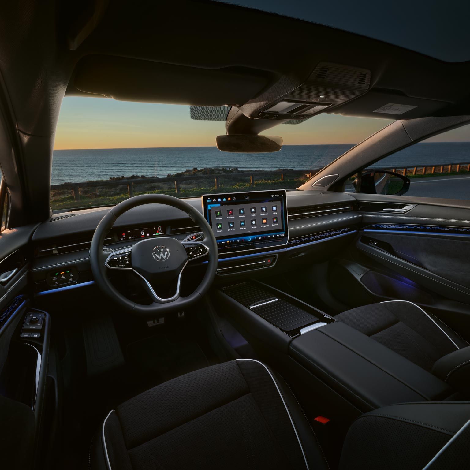 Mann lenkt VW ID.7, man sieht das AR Head-up-Display in der Windschutzscheibe