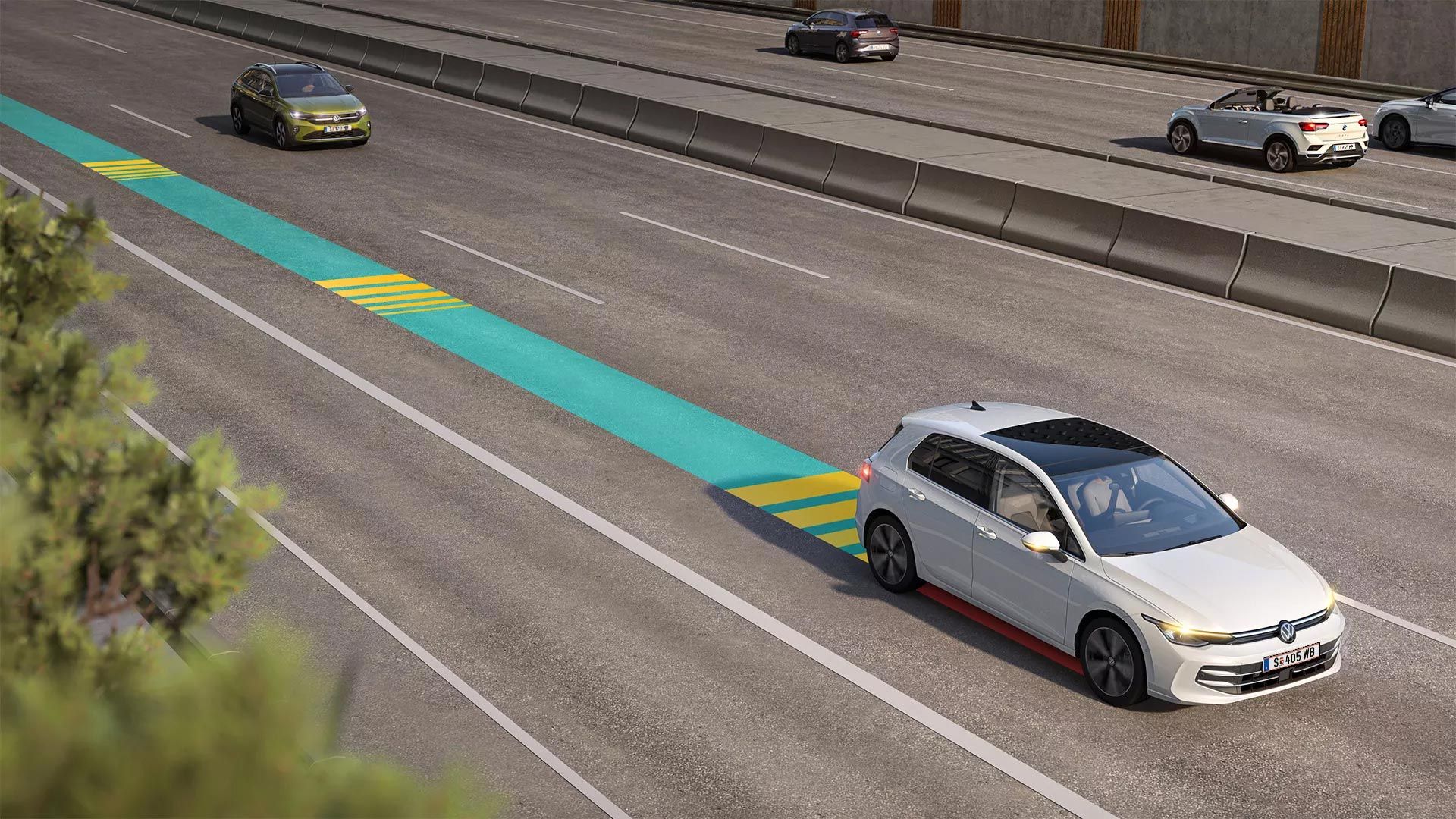 Biely VW Golf jazdí v premávke s aktívnym systémom Emergency Assist, schematicky znázornený na obrázku modro-žltým pásom.