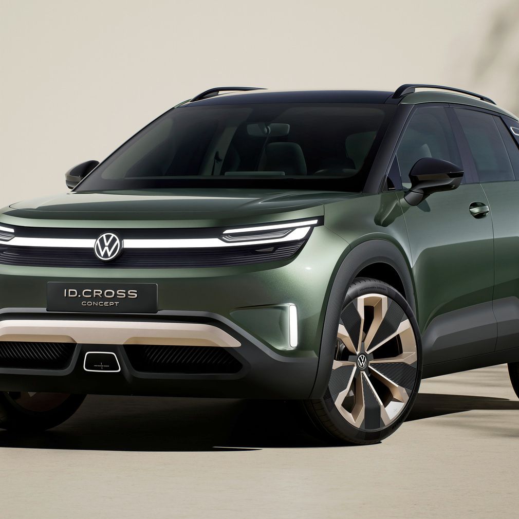 Volkswagen ID. Cross stojí na svetlom povrchu pred krémovou stenou a v pozadí vidieť tieň stromu. Model je štúdiou koncernu.