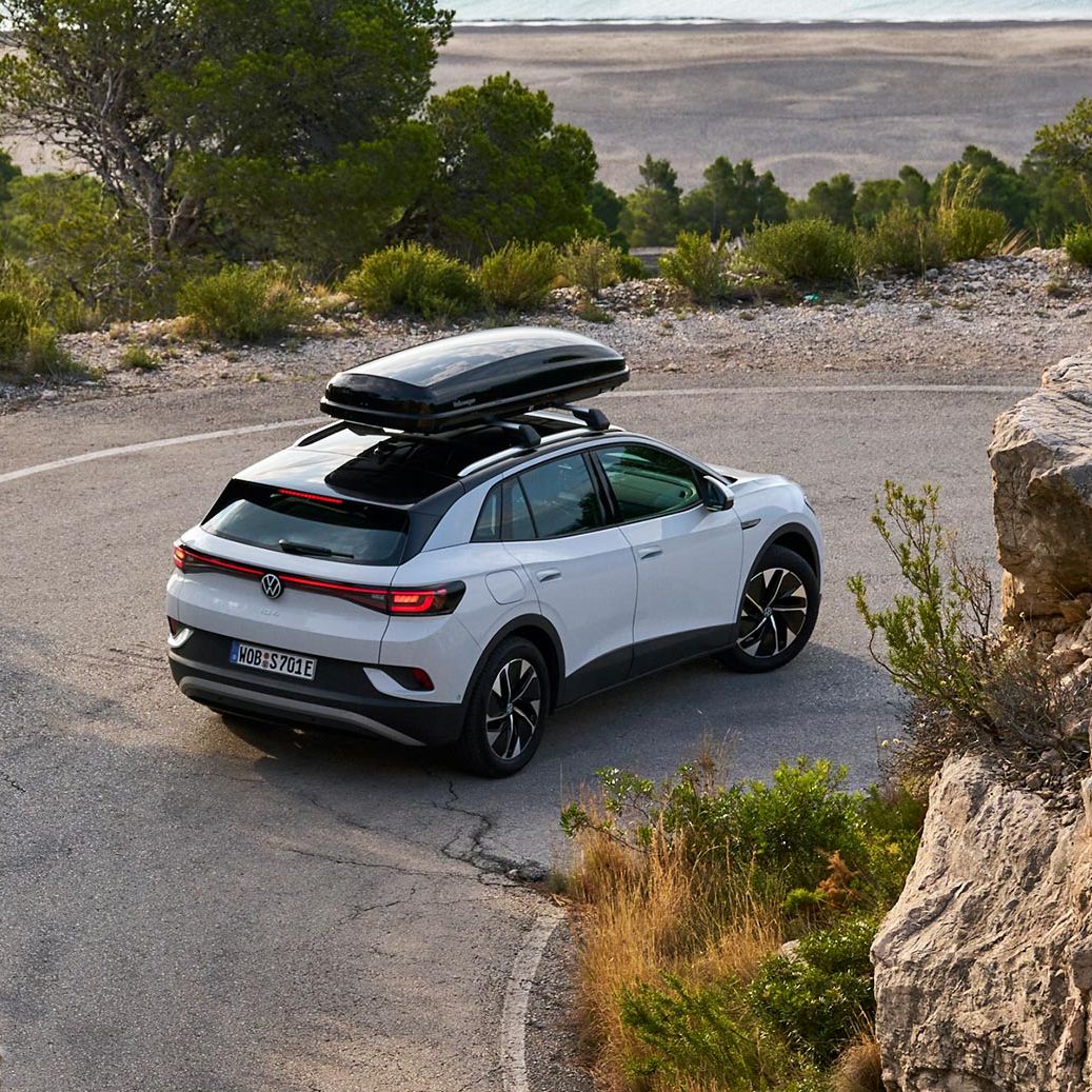 Volkswagen ID.4 s strešným boxom Volkswagen príslušenstvo prechádza zákrutou