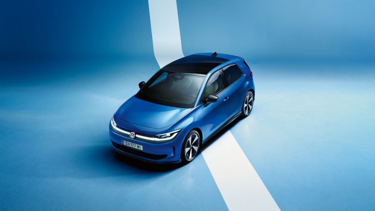 Pohľad zhora na prednú časť modrého vozidla VW ID. Polo Style na svetlomodrom pozadí.