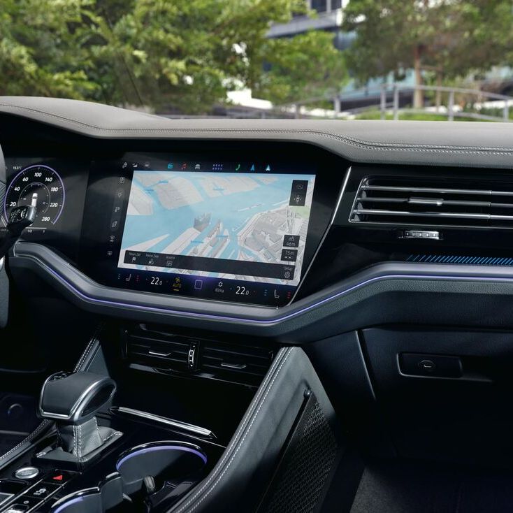 Pohľad do interiéru vozidla Touareg so zameraním na digitálny prístrojový displej a displej infotainment systému.